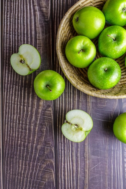 Maçãs verdes em uma cesta