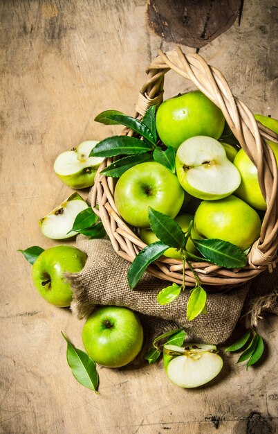 Maçãs verdes em uma velha cesta