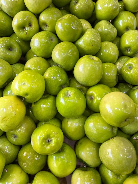 Foto maçãs verdes frescas, brilhantes e limpas