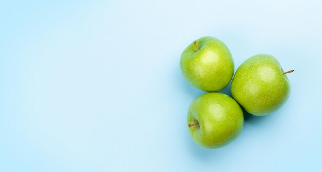 Maçãs verdes frescas e maduras