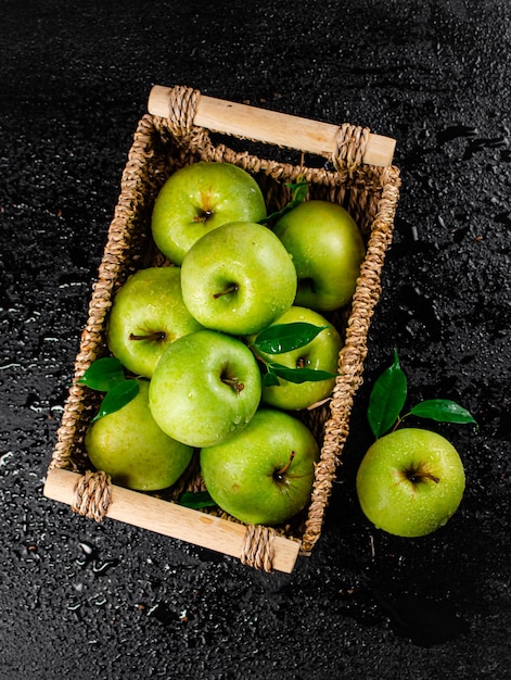 Foto maçãs verdes frescas em uma cesta