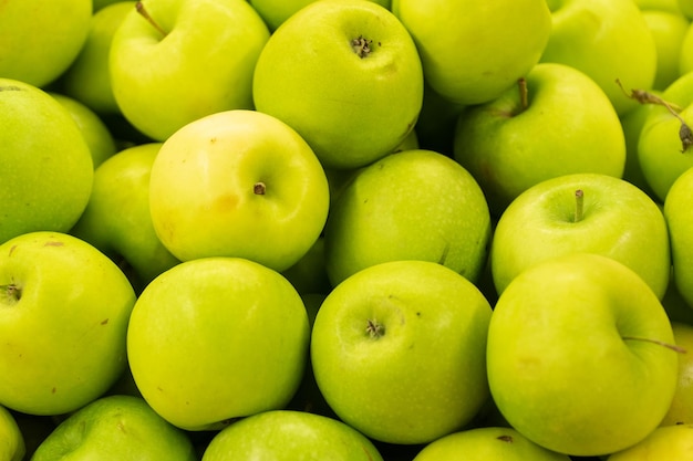 Maçãs verdes Vista superior de maçãs verdes cruas orgânicas Grupo de frutas saudáveis