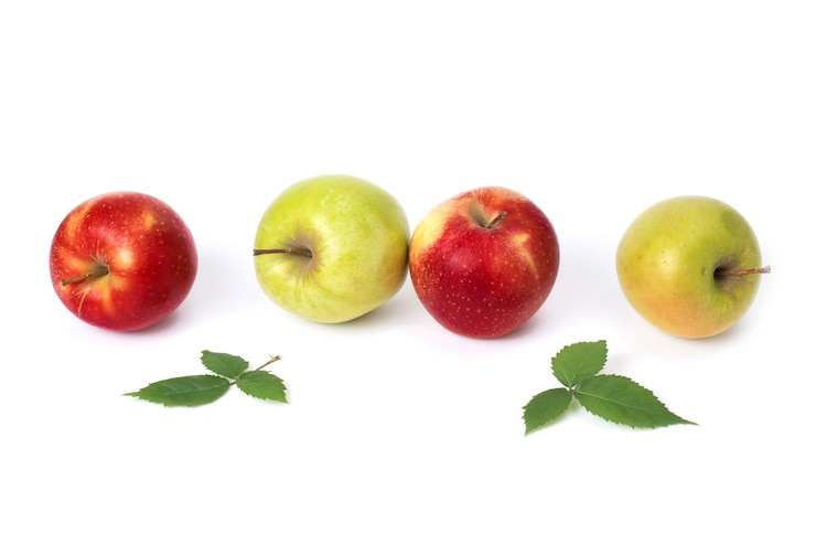 Maçãs vermelhas e verdes em um fundo branco. Maçãs suculentas verdes e vermelhas com folhas verdes em um fundo isolado. Um grupo de maçãs maduras em um fundo branco.