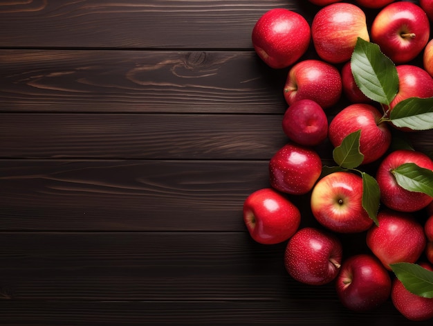 maçãs vermelhas numa mesa de madeira escura