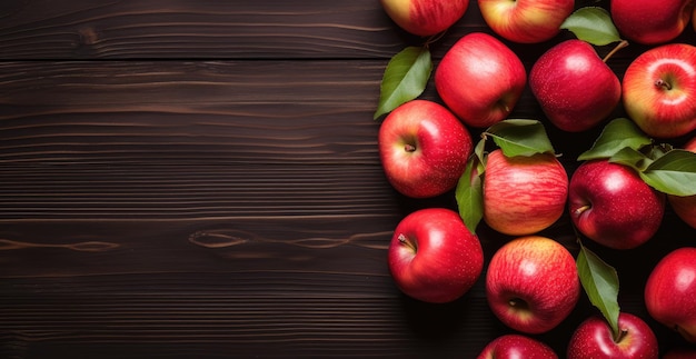 maçãs vermelhas numa mesa de madeira escura