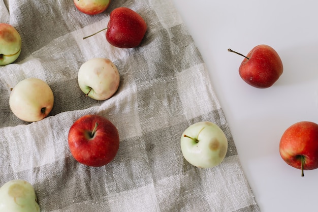 maçãs vermelhas suculentas frescas na vista de cima da mesa