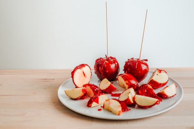 Maçãs vitrificadas cortadas deliciosas com açúcar derretido na placa.