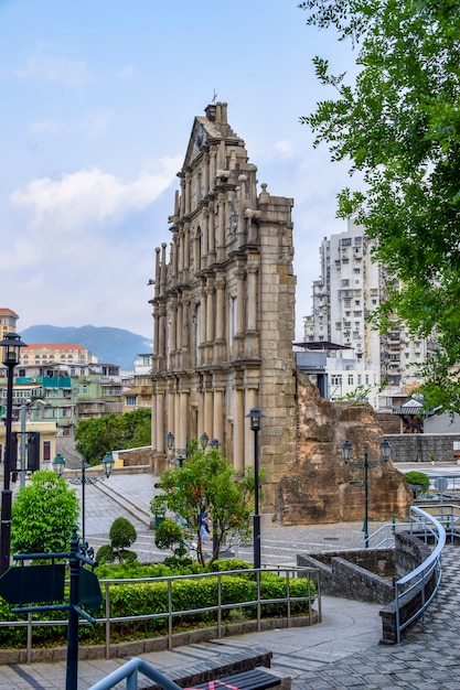 Macau, China - 2 de abril de 2020: Ruínas da Igreja Católica de São Paulo construída em 1640, o marco mais conhecido de Macau e Patrimônio Mundial da UNESCO