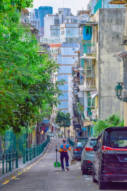 Macau, china - 2 de abril de 2020: vista para a rua urbana com pequenos prédios nas laterais em macau