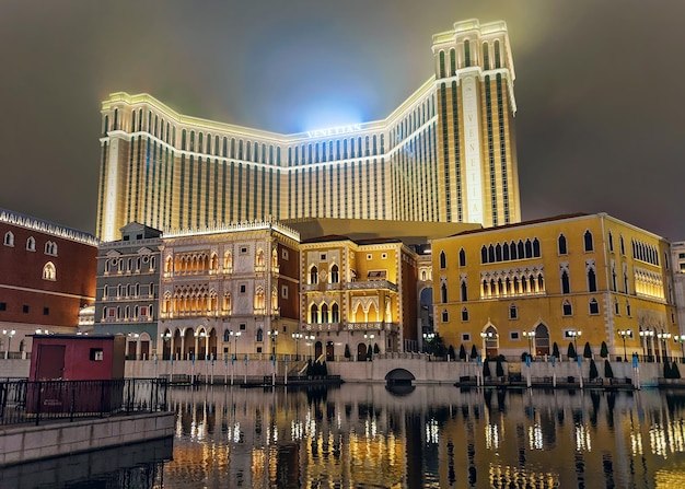 Macau, China - 8 de março de 2016: Beira-mar e Venetian Macau Casino e resort de luxo em Macau, China. Tarde da noite. Iluminação de luz dourada