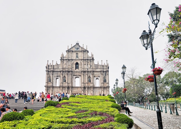 Macau, China - 8 de março de 2016: Pessoas nas ruínas da Igreja de São Paulo no centro histórico da cidade de Macau, China. Pessoas no fundo