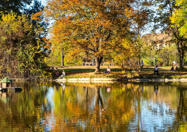 Macedonia Skopje 29 de octubre de 2023 El parque de la ciudad de Skopje con hojas amarillentas en los árboles en otoño