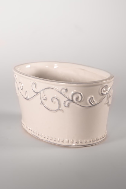 Maceta de cerámica moderna vacía aislada sobre fondo blanco Diseño de jarra de maceta gris