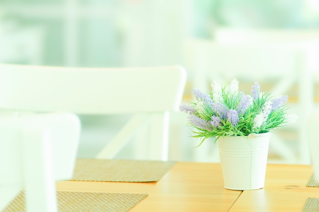 Maceta de flores en la mesa de café en vintage