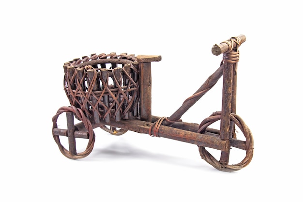 Maceta hecha de madera de color marrón oscuro en estilo vintage en forma de bicicleta aislado sobre fondo blanco.