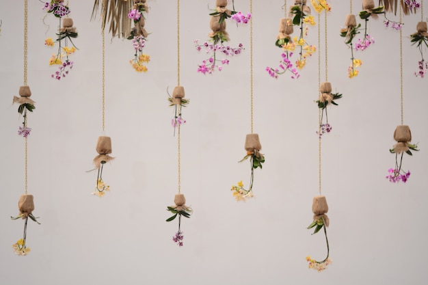 maceta de orquídeas colgando en la pared blanca para la decoración