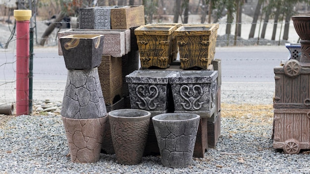 Macetas y contenedores de hormigón elegantes y decorativos para plantas.