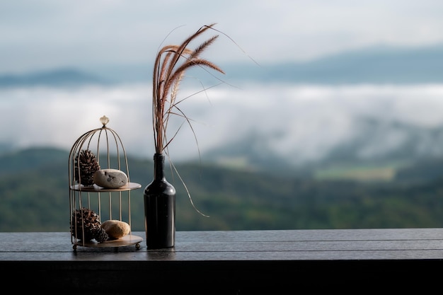 macetas de flores suelo de madera vista a la montaña naturaleza paisaje pintoresco decoración del hogar diseño de interiores