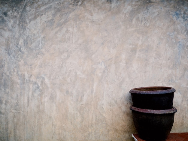 Macetas y fondo de pared de cemento para su imaginación creativa.