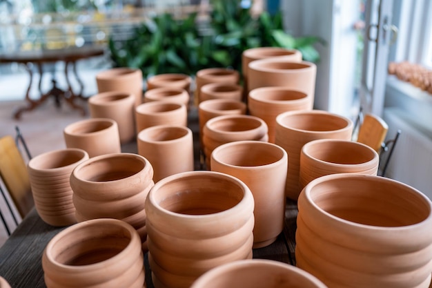 Macetas de terracota de diferentes tamaños en la tienda de plantas