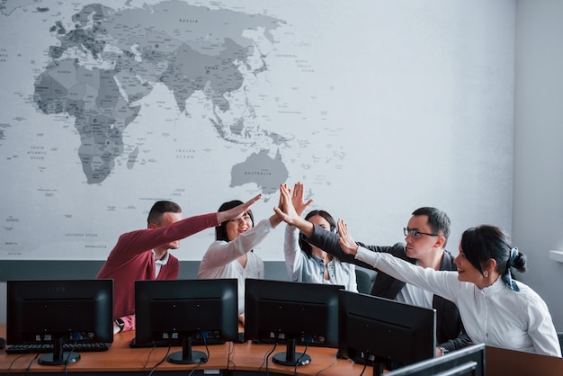 Mach weiter gute Arbeit. Jugendliche im Call Center. Neue Angebote kommen