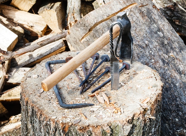 Machado de corte e ferragens forjadas em bloco de madeira
