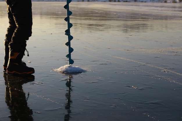 Machado de gelo parafusos de gelo na pesca de inverno nas cavernas de gelo O gelo é muito limpo e bonito O Lago Baikal