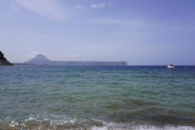 Machen Sie einen Spaziergang an der Küste Alicantes entlang der wunderschönen Strände Javea Altea