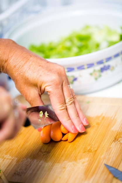 Machen Sie hausgemachten Salat zum Abendessen.