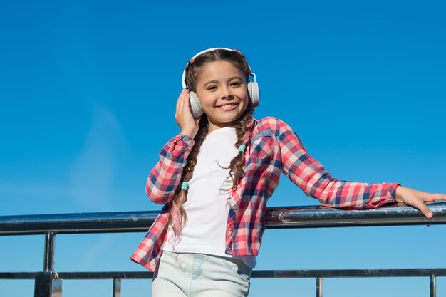 Machen Sie Ihr Kind glücklich mit den am besten bewerteten Kinderkopfhörern, die derzeit erhältlich sind. Mädchen, hören Sie Musik im Freien mit modernen Kopfhörern