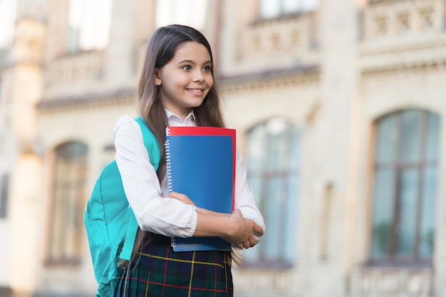 Machen Sie Ihre Hausaufgaben und bleiben Sie standhaft Glückliches Kind hält Bücher Hausaufgabenclub Aktivitäten nach der Schule Hausaufgaben Hausunterricht Schule und Bildung Helfen Sie mir bei meinen Hausaufgaben