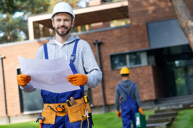 Machen Sie Ihre Vision wahr Porträt eines positiven Baumeisters, der im Freien in die Kamera schaut