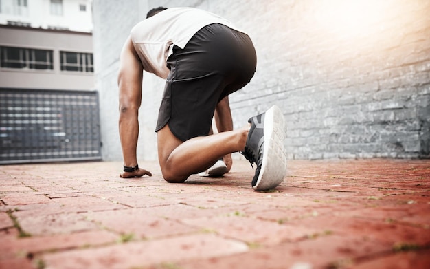 Machen Sie sich bereit, Ihre Ziele zu erreichen Rückansicht eines sportlichen jungen Mannes, der im Freien trainiert