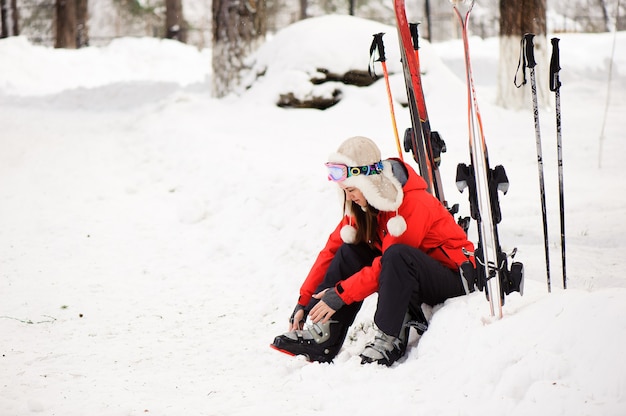 Machen Sie sich bereit zum Skifahren und befestigen Sie die Schuhe