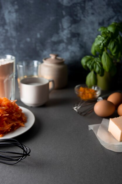 Machen Teig für Karottenkuchen, Kuchen oder Torte - Eier, Mehl, Butter, Orange, Zitrusfrüchte, Öl, Zucker.