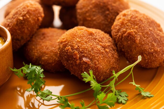 Foto macher chop costelet de peixe de estilo bengali ou pakora um lanche popular de festival da bengala ocidental