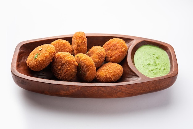 Foto macher chop estilo bengali de carne de peixe ou pakora um lanche popular de festival de bengala ocidental