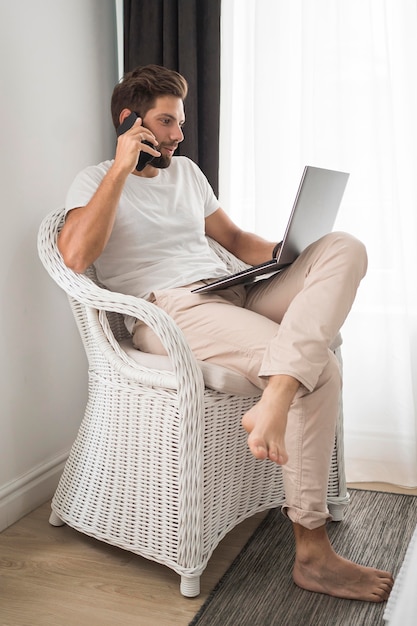 Foto macho adulto casual disfrutando del trabajo desde casa