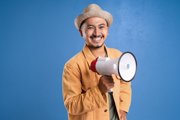 Macho bonito segurando o megafone enquanto sorria