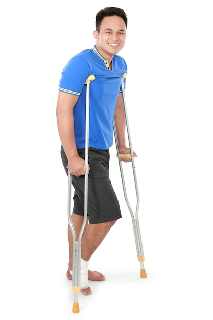 Macho com pé quebrado usando muleta