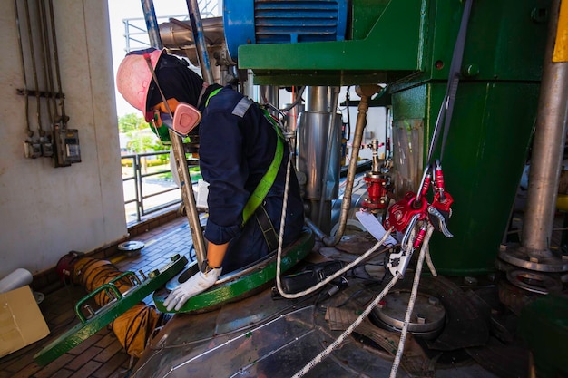 Macho em processo de inspeção de trabalho químico em tanque inoxidável químico