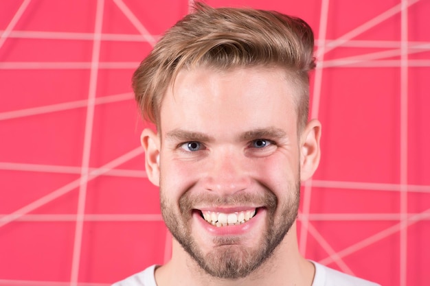 Macho feliz com barba no rosto com barba por fazer Homem barbudo sorriso com cabelo loiro corte de cabelo elegante.