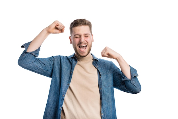 Foto macho feliz fazendo gesto de vencedor