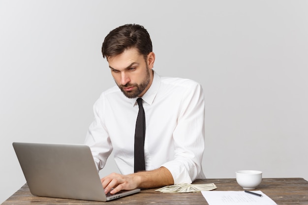 macho infeliz trabalhando no escritório, olhando para a câmera, vista frontal, isolada no branco.