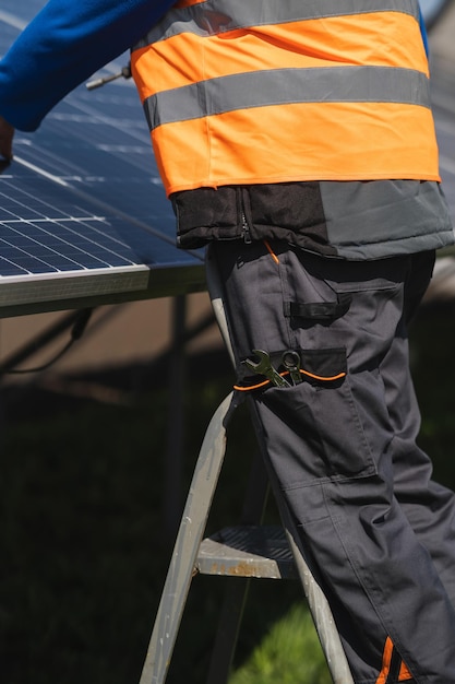 Macho instala e mantém painéis solares