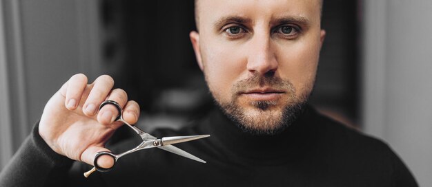 Foto macho no corte de cabelo de barbearia barbear homem barbudo corte de cabelo do homem na barbearia