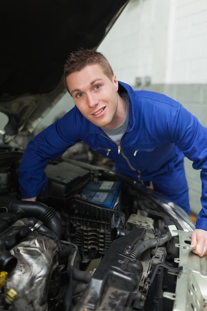 Foto macho reparador mecánico