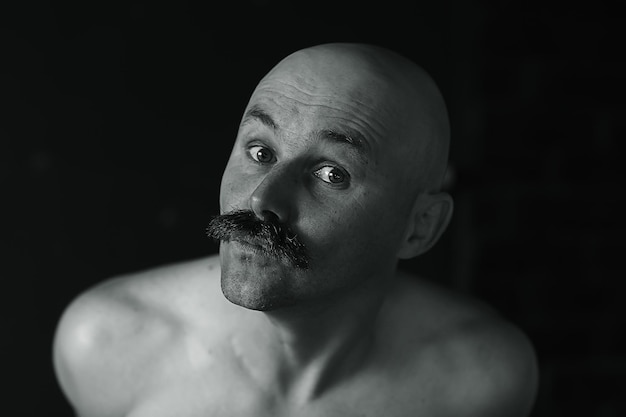 macho sexy com bigode, aberração, retrato incomum de um cara hipster