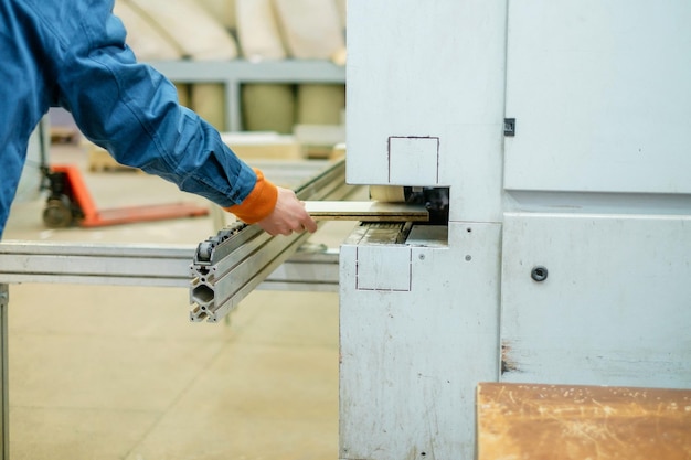 Macho trabalhando em máquinas cnc na fábrica de móveis produção de móveis de madeira marcenaria