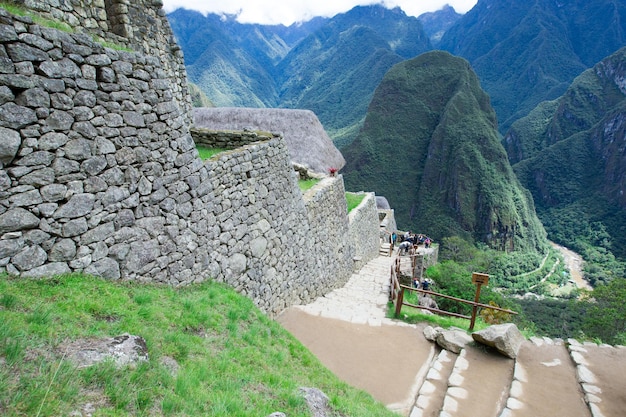 MACHU PICCHU 11 DE NOVIEMBRE Los turistas caminan en el sitio de Machu Picchu el 11 de noviembre de 2015 en Machu Picchu